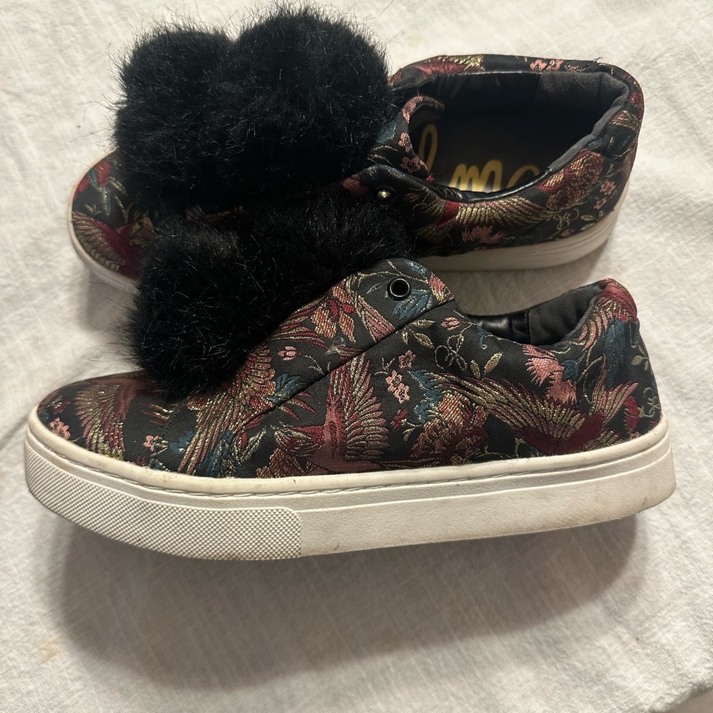 Sam Edelman Leya Black Floral Velvet Pom Pom Sneakers
B7